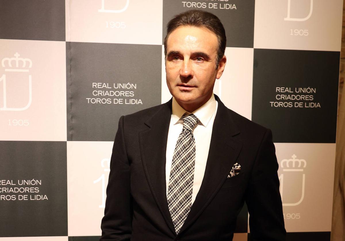 Enrique Ponce recibe el premio compromiso con el toro bravo de la Real Unión de Criadores de Toros de Lidia.