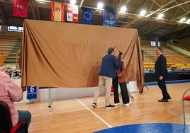 Besos entre Jorge Recio y Silvia Domínguez antes de proceder a desvelar el nuevo nombre del pabellón.