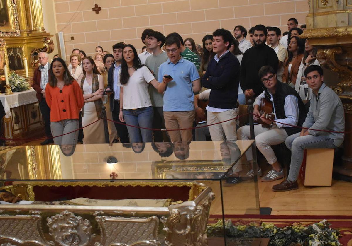 Integrantes del movimiento 'Hakuna' frente a los restos de la Santa.