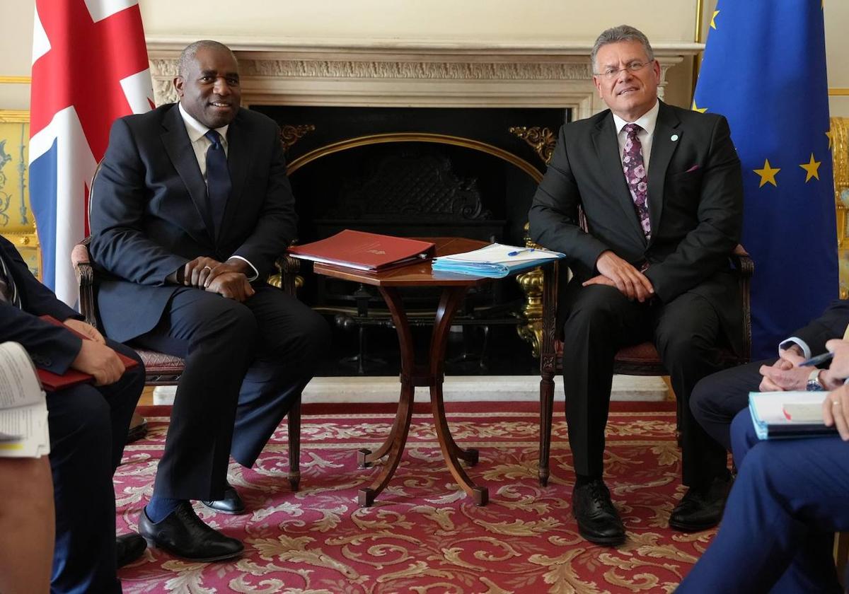 Bruselas busca dar un «impulso claro» a las negociaciones sobre Gibraltar con reuniones con Lammy y Albares