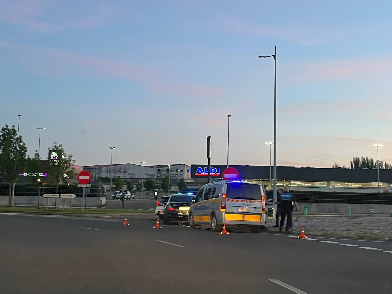 Aparatosa salida de vía de un turismo en la glorieta de Las Llaves de la Ciudad