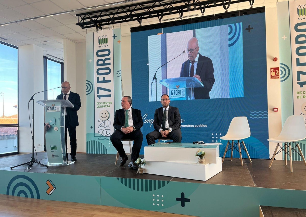 Imagen secundaria 1 - Un momento de la intervención del alcalde de Ledesma, Exuperancio Benito en el Foro.