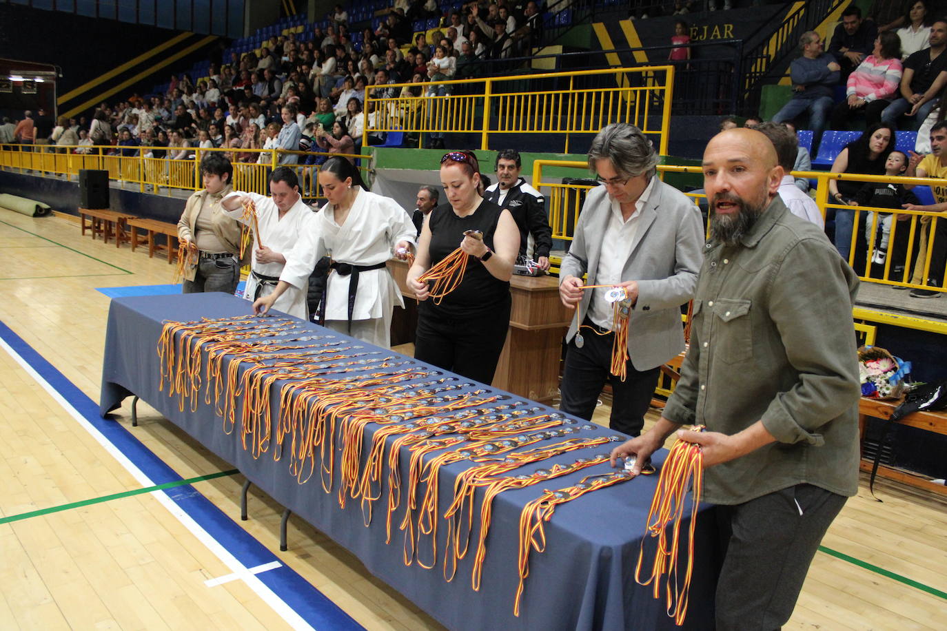 Baile y kárate en el pabellón municipal de Béjar