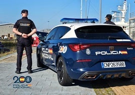 Imagen de un Policía Nacional de espaldas.