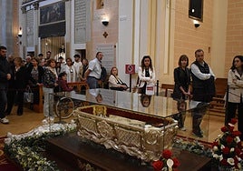 Fieles frente al sepulcro de Santa Teresa abierto en la Basílica de la Anunciación en Alba de Tormes.