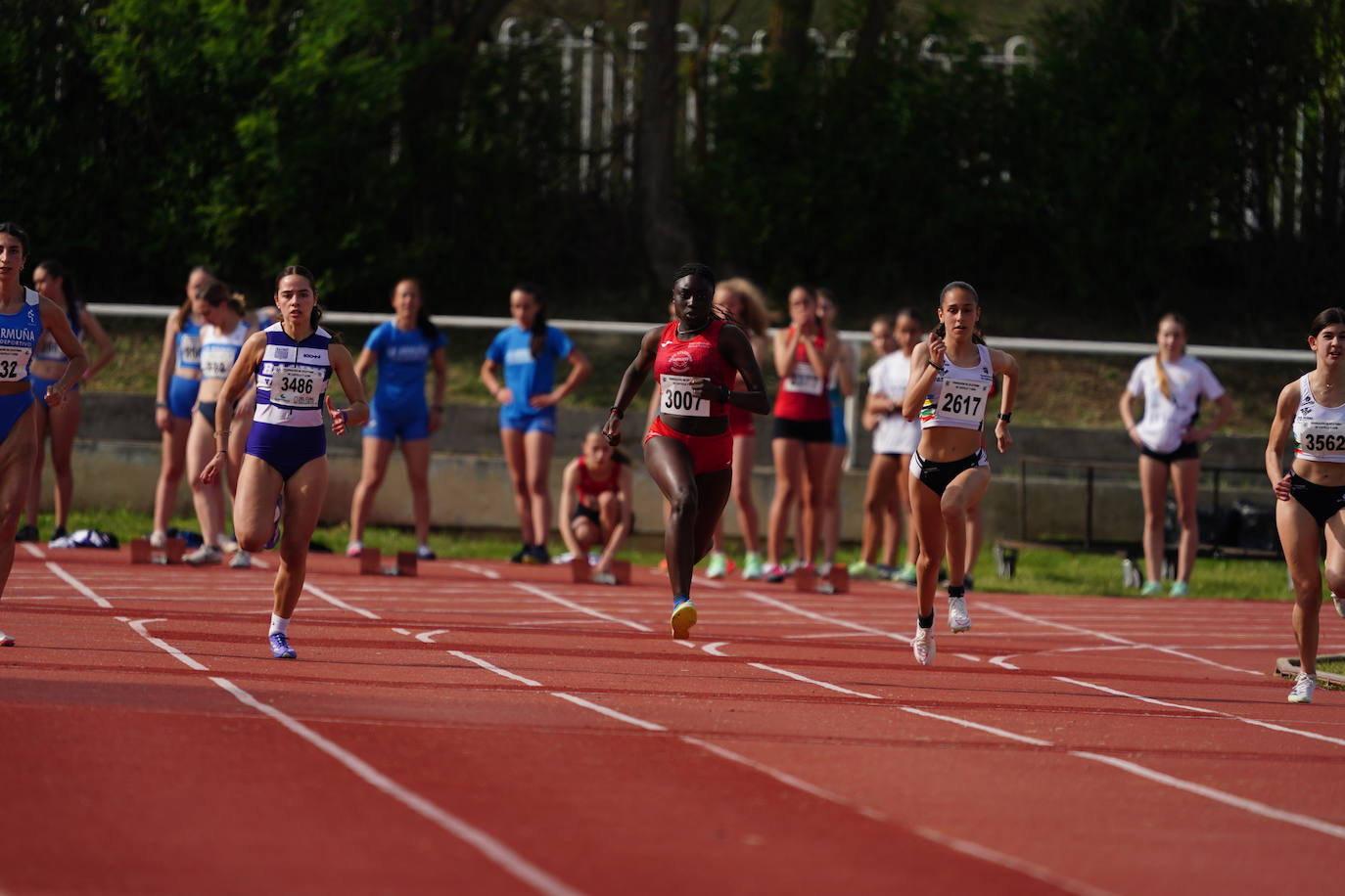 Otra gran tarde de atletismo en Las Pistas con marcas muy destacadas