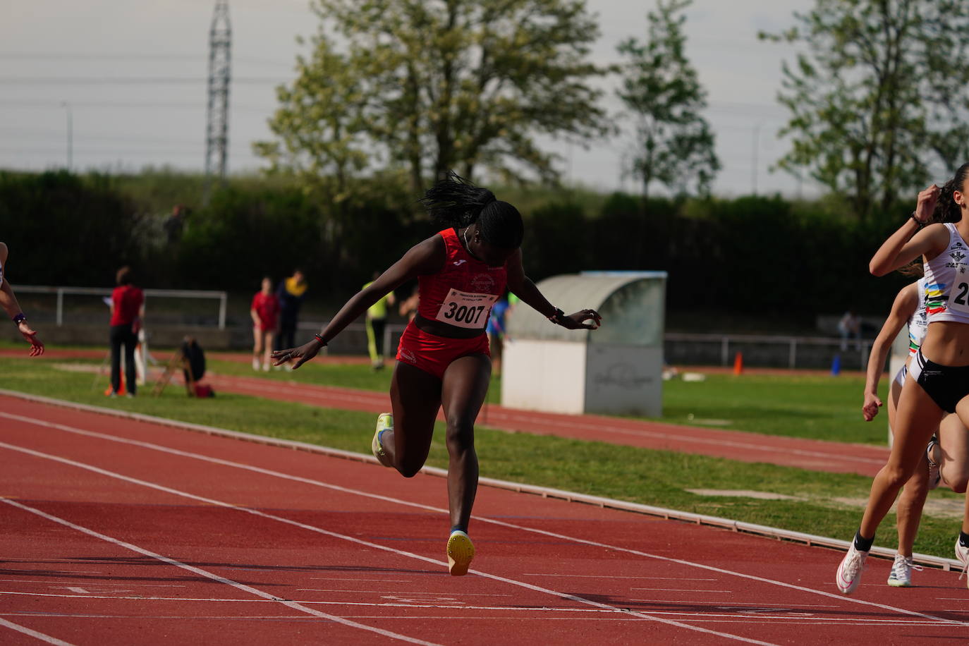 Otra gran tarde de atletismo en Las Pistas con marcas muy destacadas