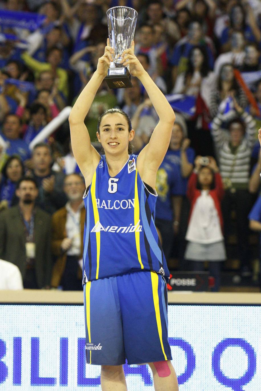 El 5 de abril de 2009, el Halcón Avenida jugo la final de la Final Four celebrada en Salamanca tras ganar en semifinales al MKB Euroleasing Sopron. En un Multiusos hasta la bandera, perdió ante el todopoderoso Spartak de Moscú de Taurasi. El subcampeonato en la Euroliga fue el primer gran triunfo internacional del Avenida y de Silvia Domínguez.