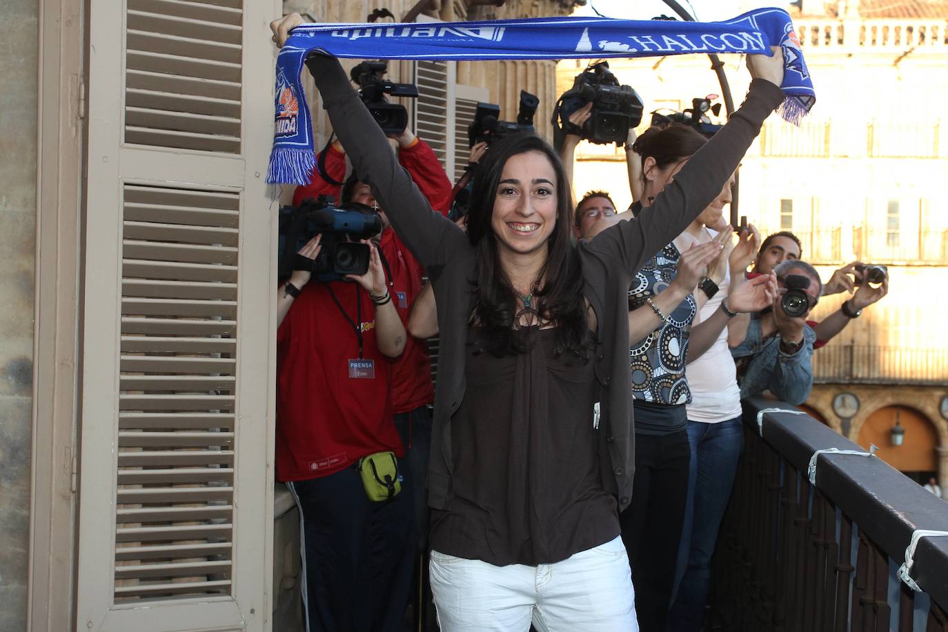 Al día siguiente de ganar la Euroliga, toda la plantilla, directivos y técnicos del Avenida se presentaron en el Ayuntamiento y ofrecieron el título ante 18.000 salmantinos que llenaban la Plaza Mayor. 