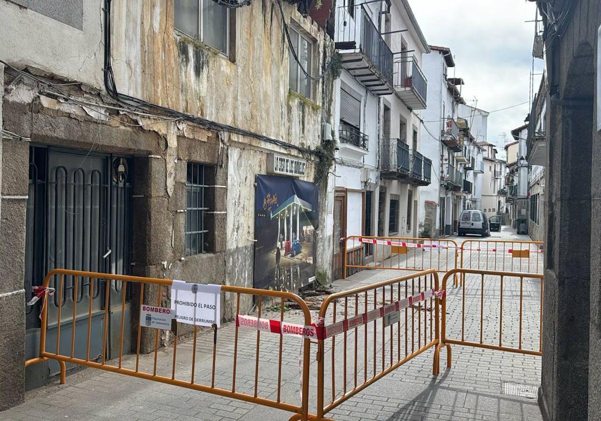 Imagen principal - Calle Mansilla cortada por el riesgo de derrumbe de uno de sus edificios.