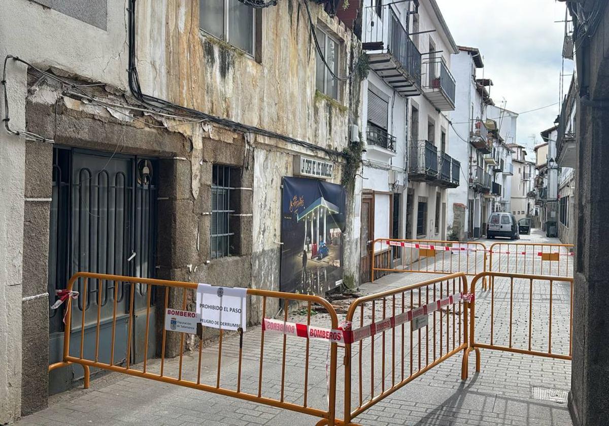 Cortan una calle de Béjar por riesgo de derrumbe de un edificio