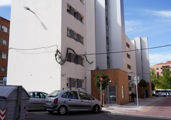 La maraña de cables en las fachadas de los bloques rehabilitados del barrio de Chinchibarra.