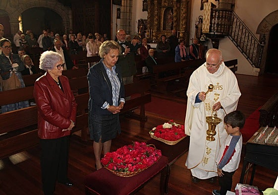 Bendición de las rosas y los coquillos por pate del párroco, Félix Pérez