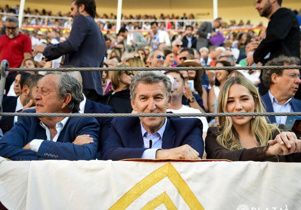 Feijóo junto a un maestro salmantino en la barrera de Las Ventas