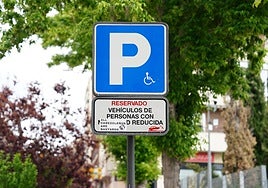 Señal de tráfico con pegatinas en el Paseo Canalejas.