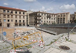 Escombros y vallas en la zona de obra de la Plaza de San Román.