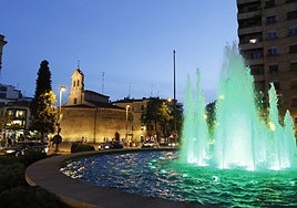 La fuente de la Puerta Zamora, de verde contra el tráfico ilícito de drogas.