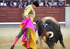Gran lance a la verónica de Luque al tercero de Alcurrucén.