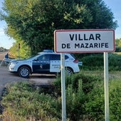 Un coche de la Guardia Civil en la entrada de Villa de Mazarife.
