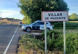 Un coche de la Guardia Civil en la entrada de Villa de Mazarife.