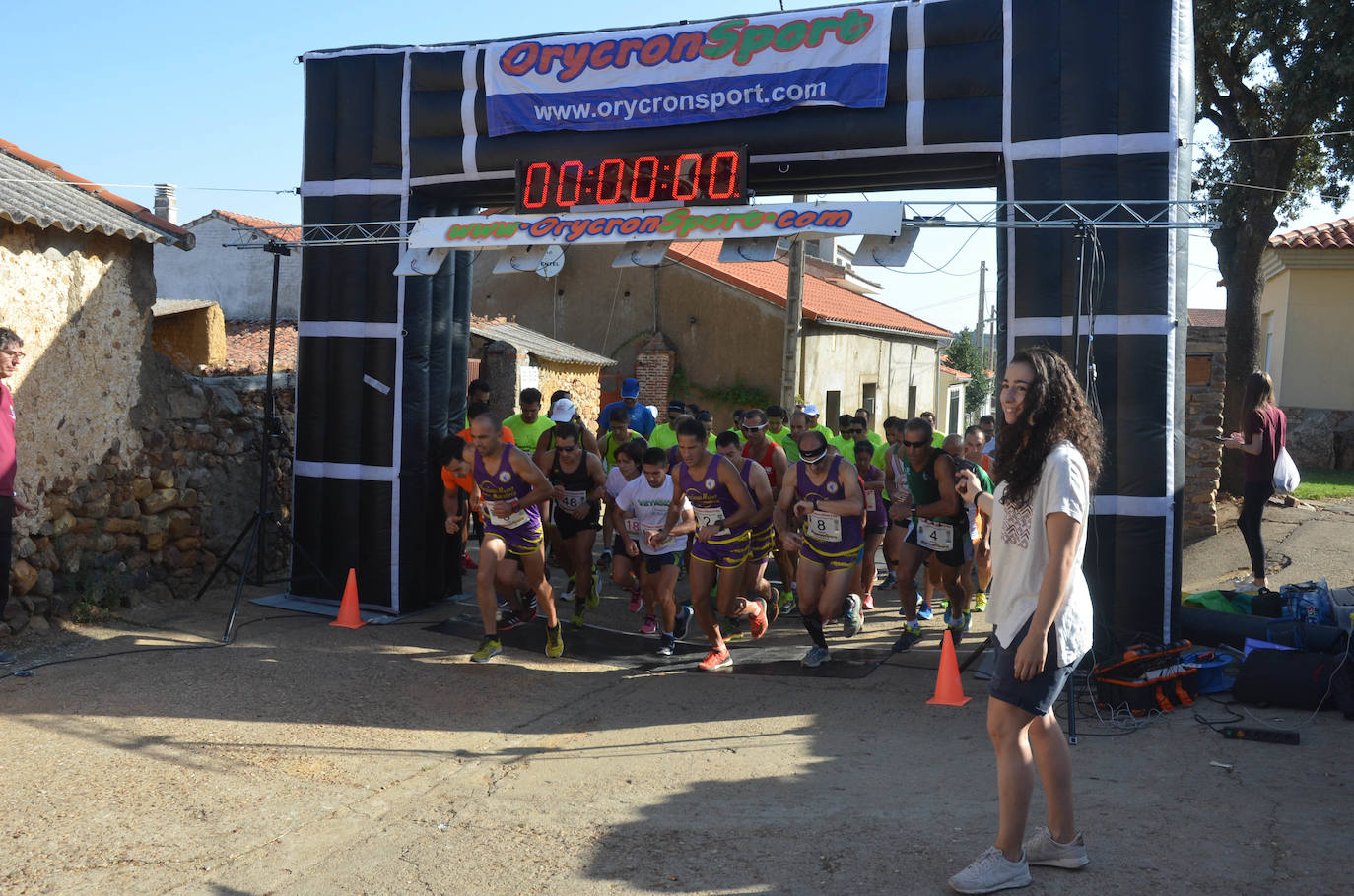 Una de sus primeras apariciones públicas tras la plata olímpica, fue en la carrera popular en la Aldehuela de Yeltes el 28 de agosto, en la que dio el pistoletazo de salida.