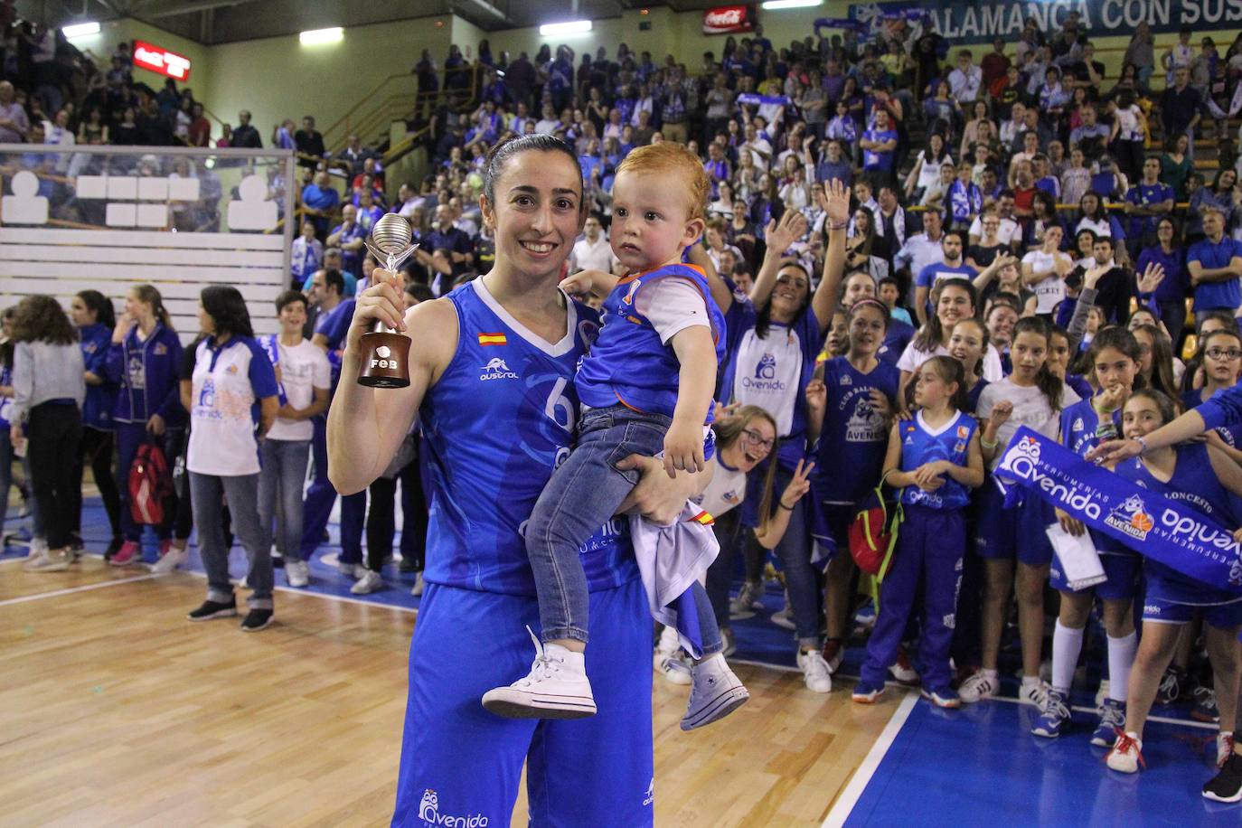 El 2 de mayo de 2017, Avenida vuelve a ganar la Liga Femenina ante el Spar Girona en Würzburg. Silvia aparece con el trofeo individual y su hijo Yago en brazos.