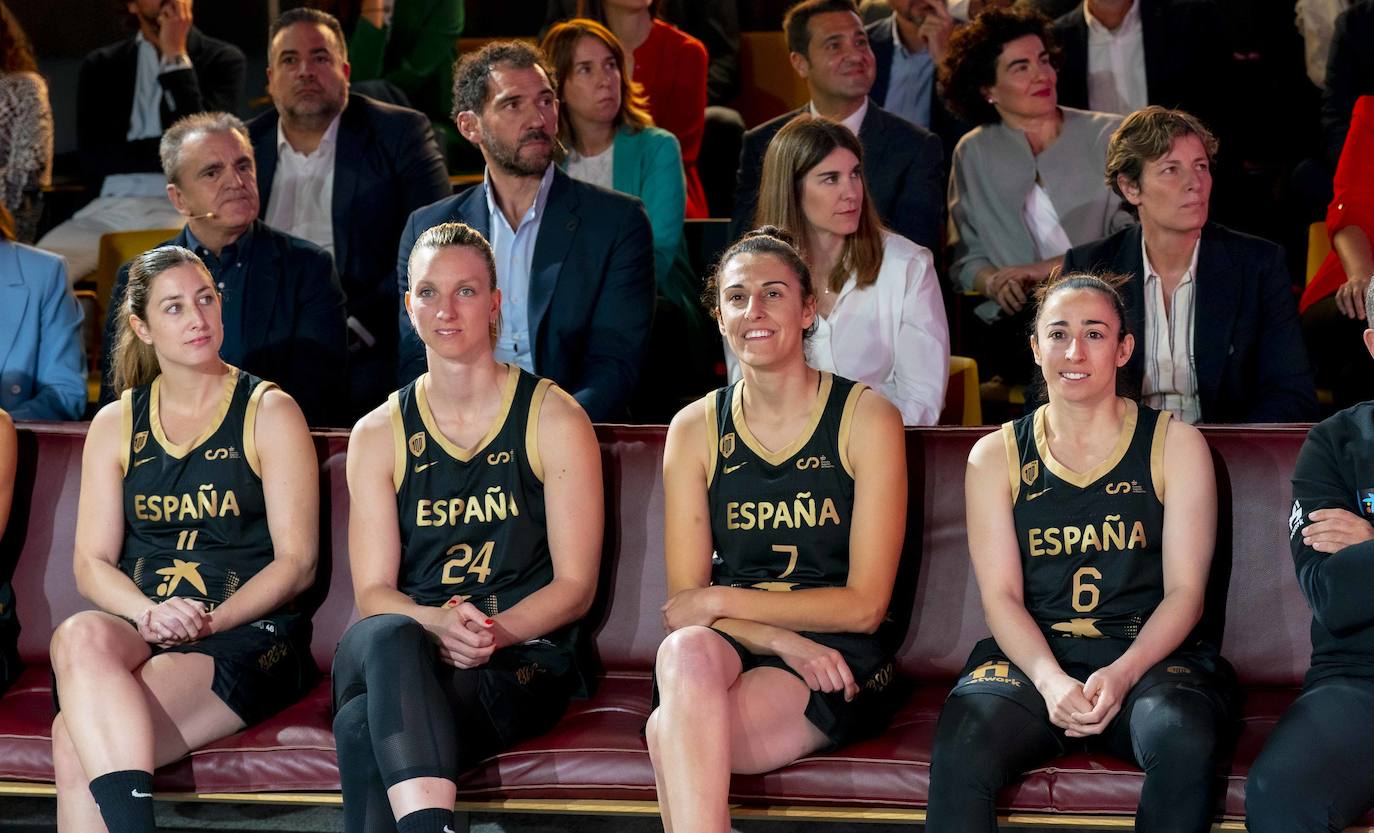 En el Eurobasket de 2023 Silvia consiguió su última medalla internacional con España al ser plata en una final que se perdió en los últimos momentos ante Bélgica el 25 de junio. En la imagen, Leo Rodríguez, Laura Gil y Silvia Domínguez, perfumeras, junto a Torrens, en el acto de despedida de las seleccionadas españolas antes de viajar a Israel. 