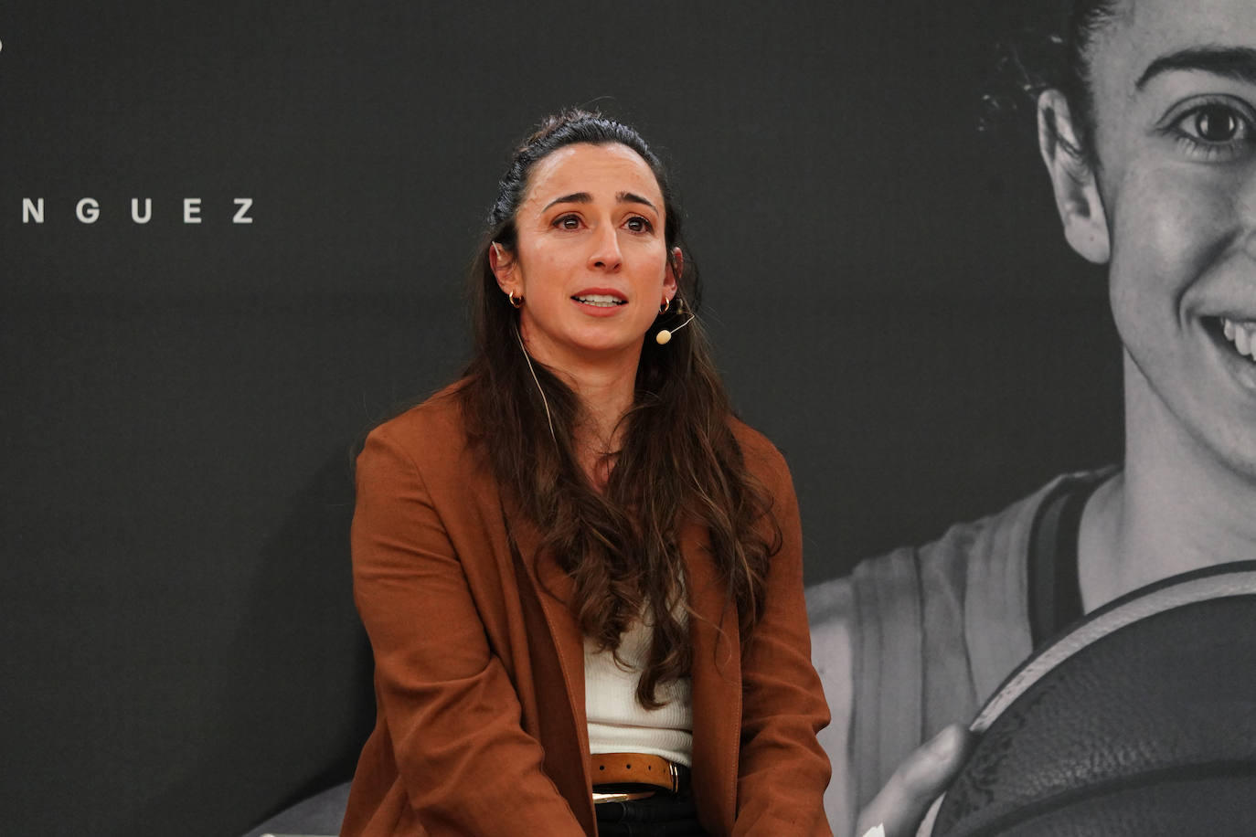 El 20 de mayo de 2025, Silvia Domínguez anuncia su retirada tras 21 temporadas en activo. Es una rueda de prensa multitudinaria, a la que asistieron sus familiares, exentrenadores, jugadoras, fisios, y gran cantidad de personas importantes en su vida, además de un millar de aficionados. Fue un gran homenaje con la presencia de algunos de los trofeos conseguidos, varias camisetas utilizadas en su vida deportiva y el anuncio de rebautizar Würzburg añadiendo su nombre. 