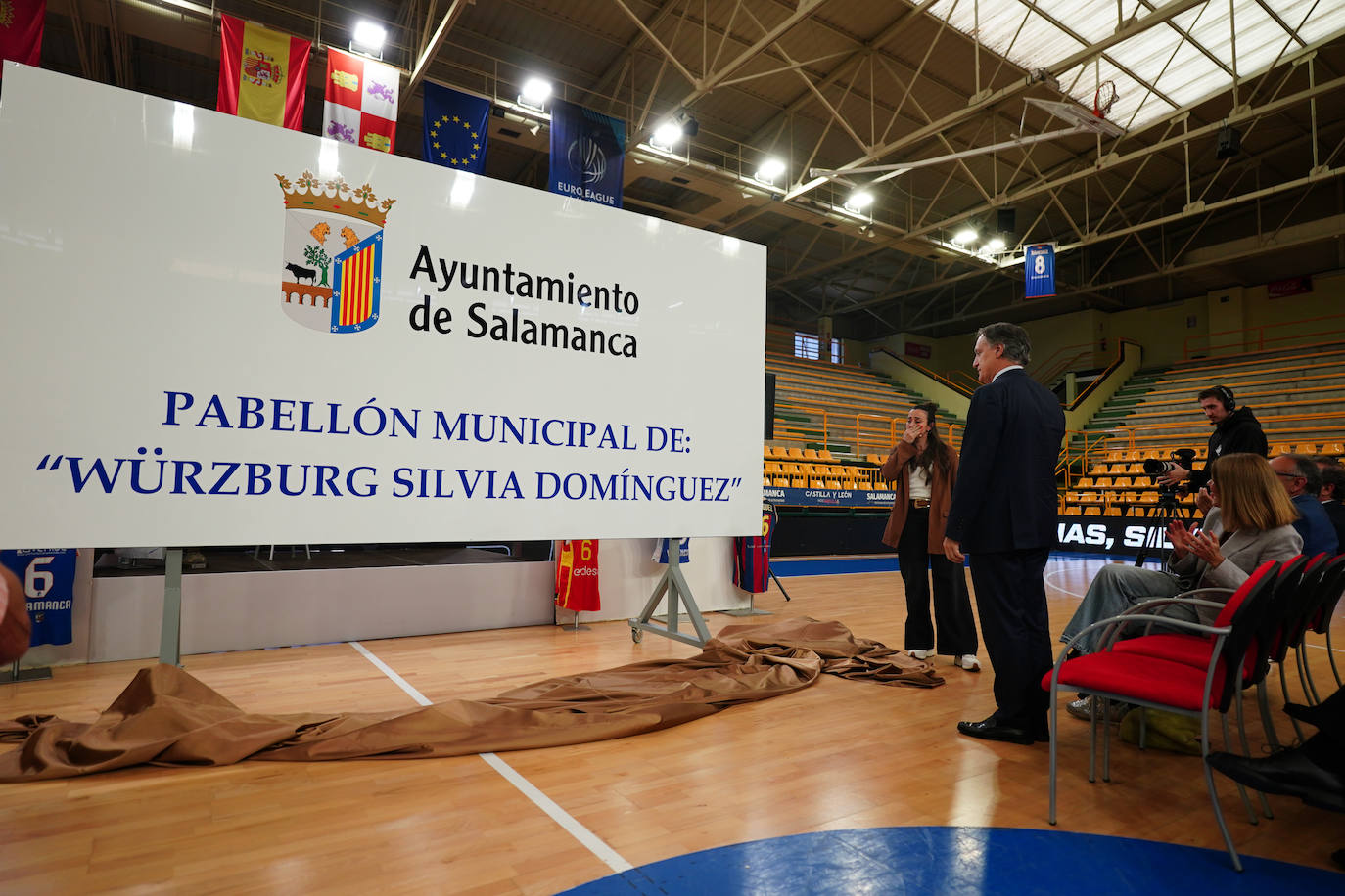 El 20 de mayo de 2025, Silvia Domínguez anuncia su retirada tras 21 temporadas en activo. Es una rueda de prensa multitudinaria, a la que asistieron sus familiares, exentrenadores, jugadoras, fisios, y gran cantidad de personas importantes en su vida, además de un millar de aficionados. Fue un gran homenaje con la presencia de algunos de los trofeos conseguidos, varias camisetas utilizadas en su vida deportiva y el anuncio de rebautizar Würzburg añadiendo su nombre.