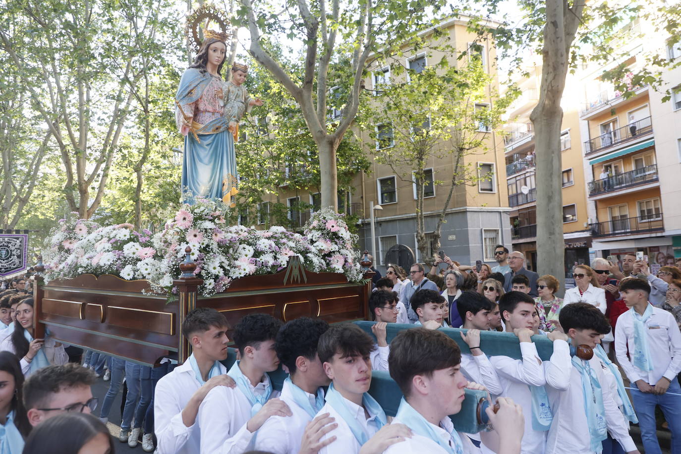 30 años de María Auxiliadora a hombros por las calles de Salamanca