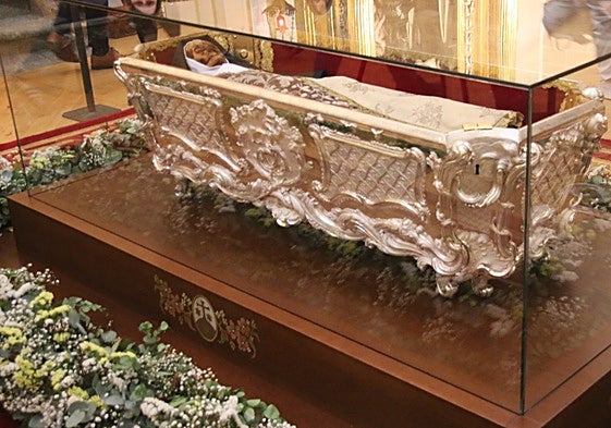 Urna de plata con los restos de Santa Teresa en Alba de Tormes.