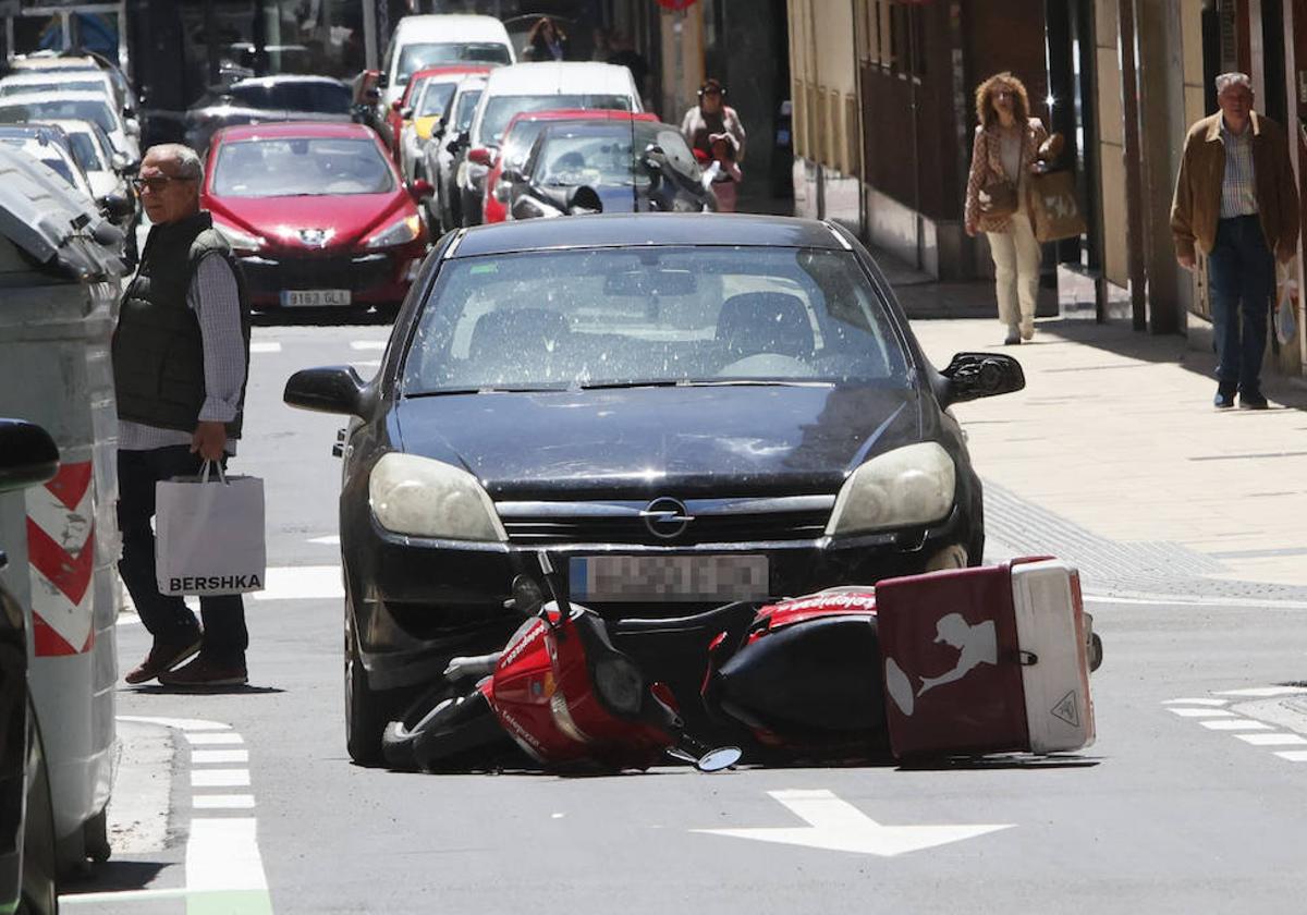 Un coche atropella a un repartidor de pizzas en la calle Fernando de Rojas