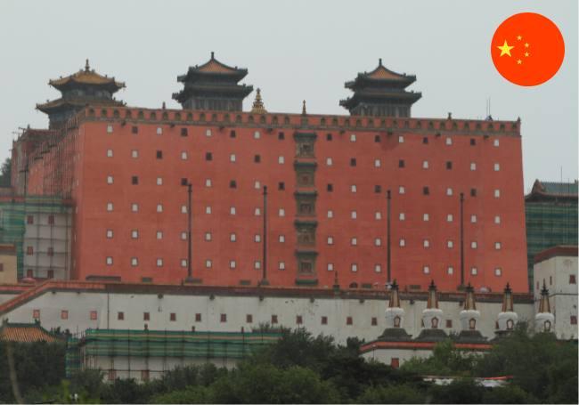 El ecuador charro pasa cerca de la zona norte de Pekín pero cruza exactamente la ciudad de Chengde. Lo que se ve en la imagen es el Templo Putuozongcheng.