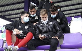 Mandi y el resto de compañeros miran muy atentos el móvil en la jornada del 9 de mayo del 2021.