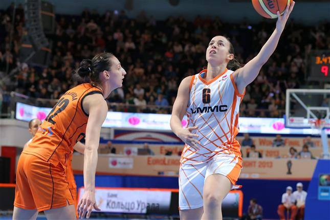 En mayo de 2012 se produjo la disolución del Ros Casares tras ganar Liga y Euroliga. Silvia ficha por el Ekaterimburgo en el que estaría durante tres temporadas. En la primera de ellas, vuelve a ganar la Euroliga por tercer año consecutivo y en tres clubes distintos. 