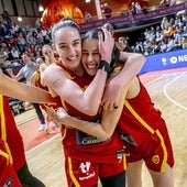Iyana Martín y Claudia Soriano, con la selección española el día del debut de la catalana.