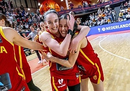Iyana Martín y Claudia Soriano, con la selección española el día del debut de la catalana.