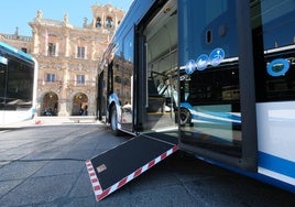 Uno de los autobuses de Salamanca de Transportes, con su rampa desplegada para facilitar el acceso de usuarios con movilidad reducida.