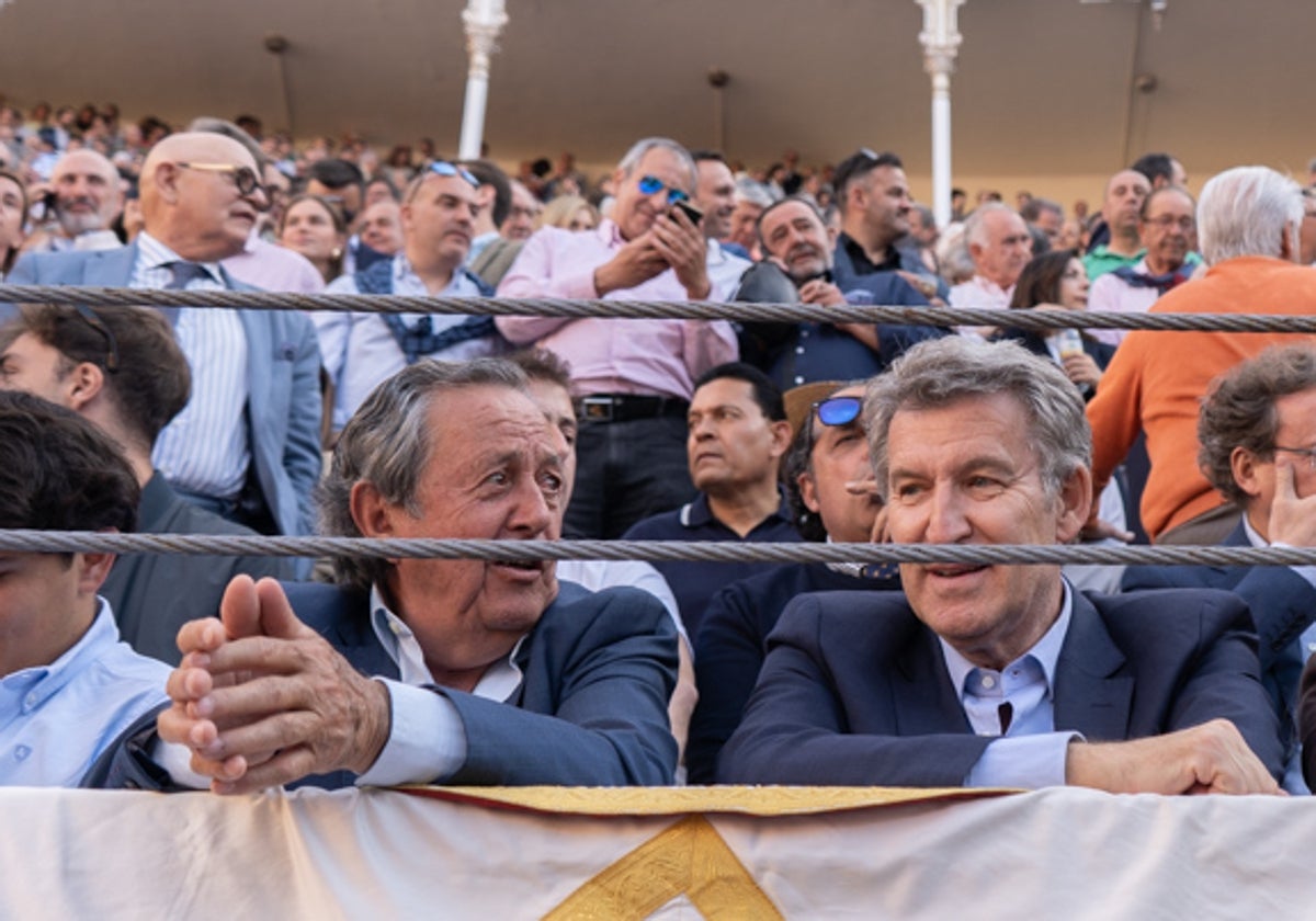 El Niño de la Capea junto a Feijóo en la plaza de Las Ventas.
