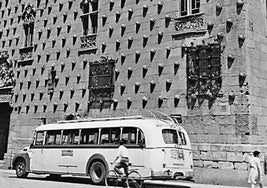 Un autobús de Auto Res ante la Casa de las Conchas en los 70.