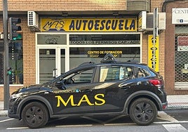 Uno de los vehículos de la Autoescuela Más situado frente a la sede que está ubicada en la avenida de Italia, 53.