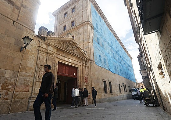 Lonas que cubren la parte exterior del edificio donde se realizan las obras.