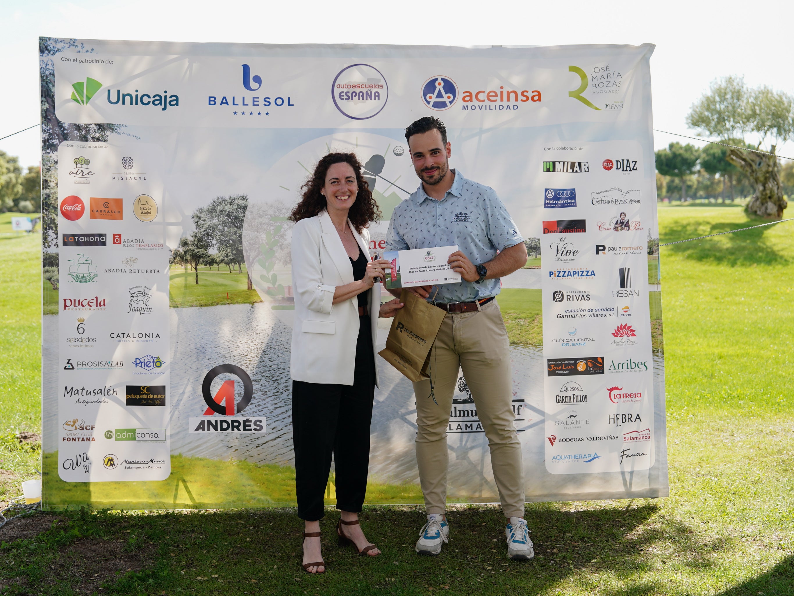 Diana Fraile ganó un tratamiento de belleza valorado en 150 euros en Paula Romero Medical Clinic de manos de Mónica Ponte, de LA GACETA. Lo recogió en su lugar Óscar Hernández, de La Valmuza.