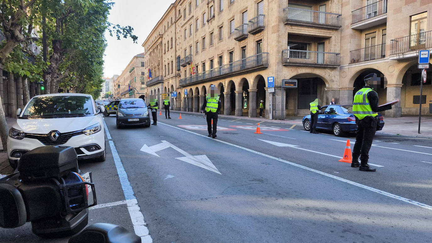 Algunos agentes de la Policía Local presentes en la intervención, durante el control llevado a cabo en la Gran Vía.