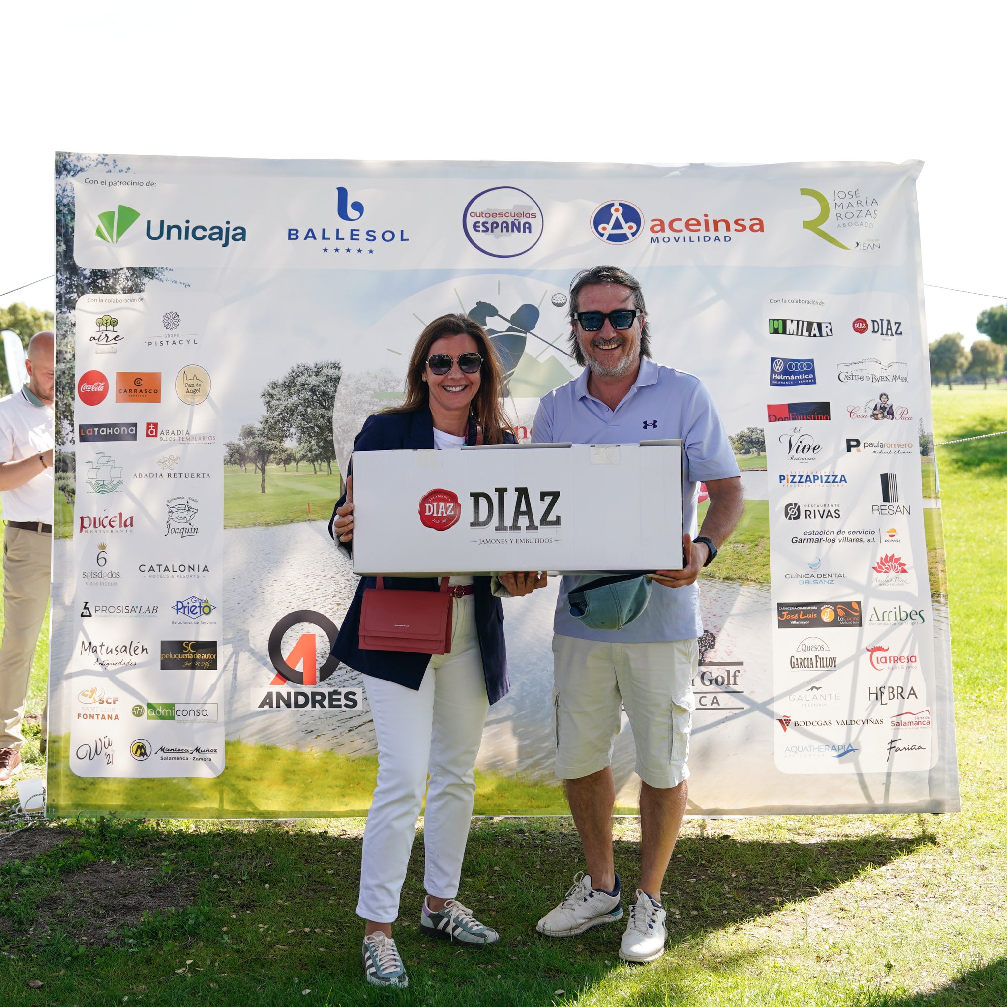La paleta ibérica de cebo de campo valorada en 100 euros, cortesía de Chacinerías Díaz, fue el regalo para Alberto Román Rodríguez y se lo entregó Susana Sánchez, de LA GACETA.