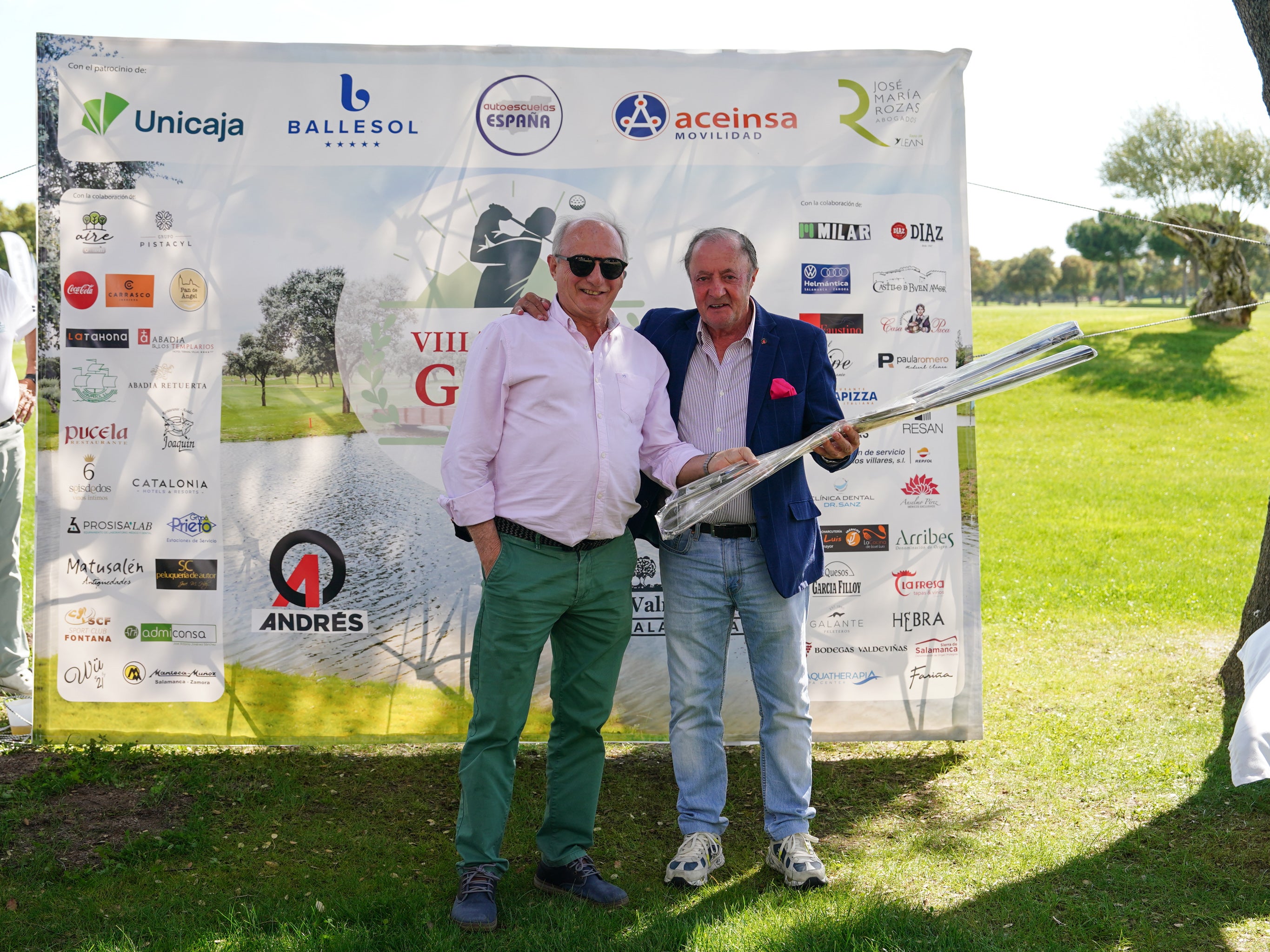 José Miguel Alonso Gallego, propietario de Antigüedades Matusalén, entregó dos hierros Hendry & Bishop con madera de roble, valorados en 100 euros cada uno, a Eustaquio Andrés.