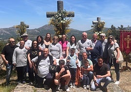 Imagen de los cofrades de la Cruz del Herrerito, en Candelario.