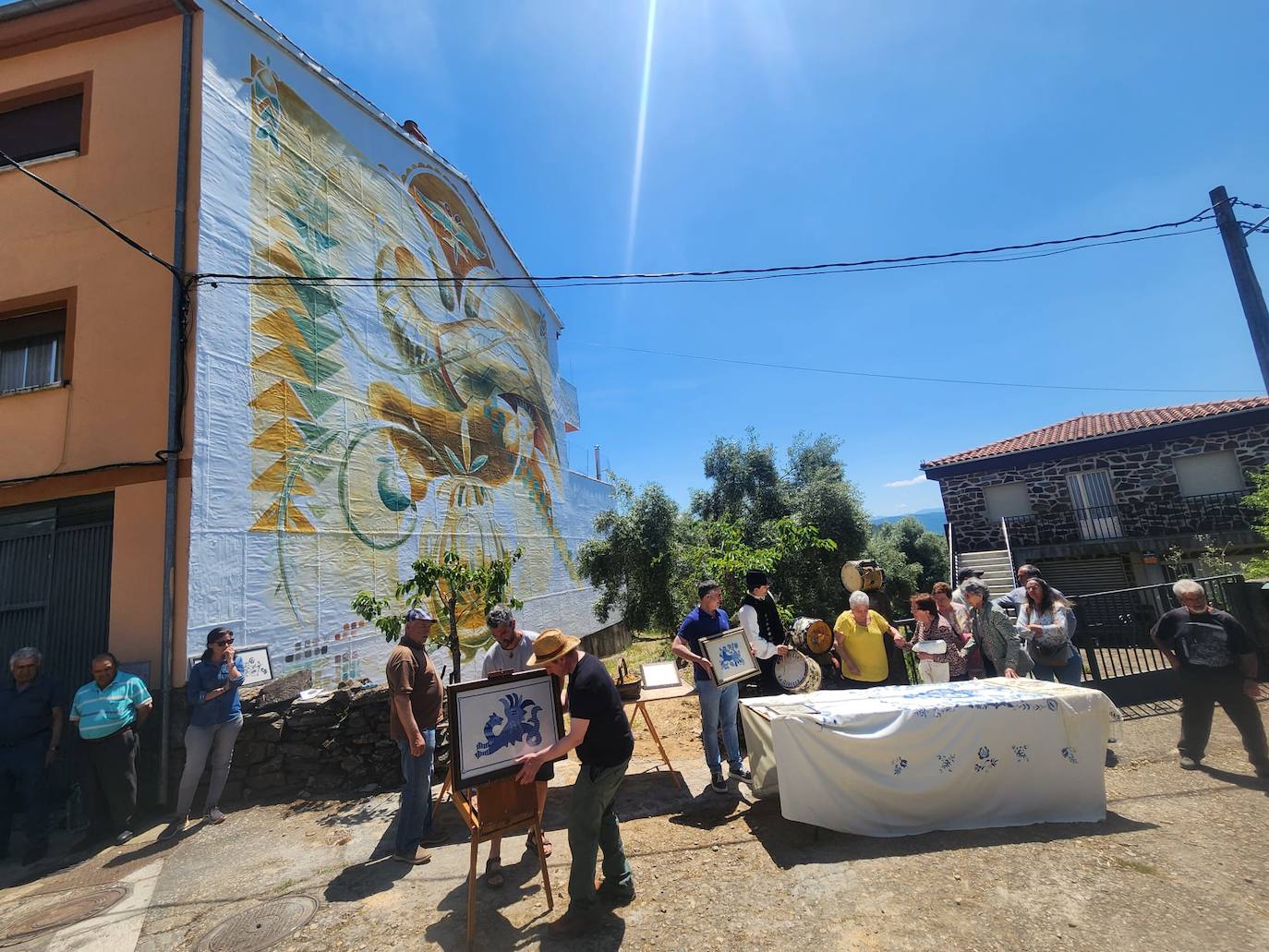 El equilibrio entre hilos y pinturas se une en Garcibuey