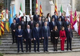 Foto de familia de la XXVII Conferencia de Presidentes, en el Palacio de la Magdalena.