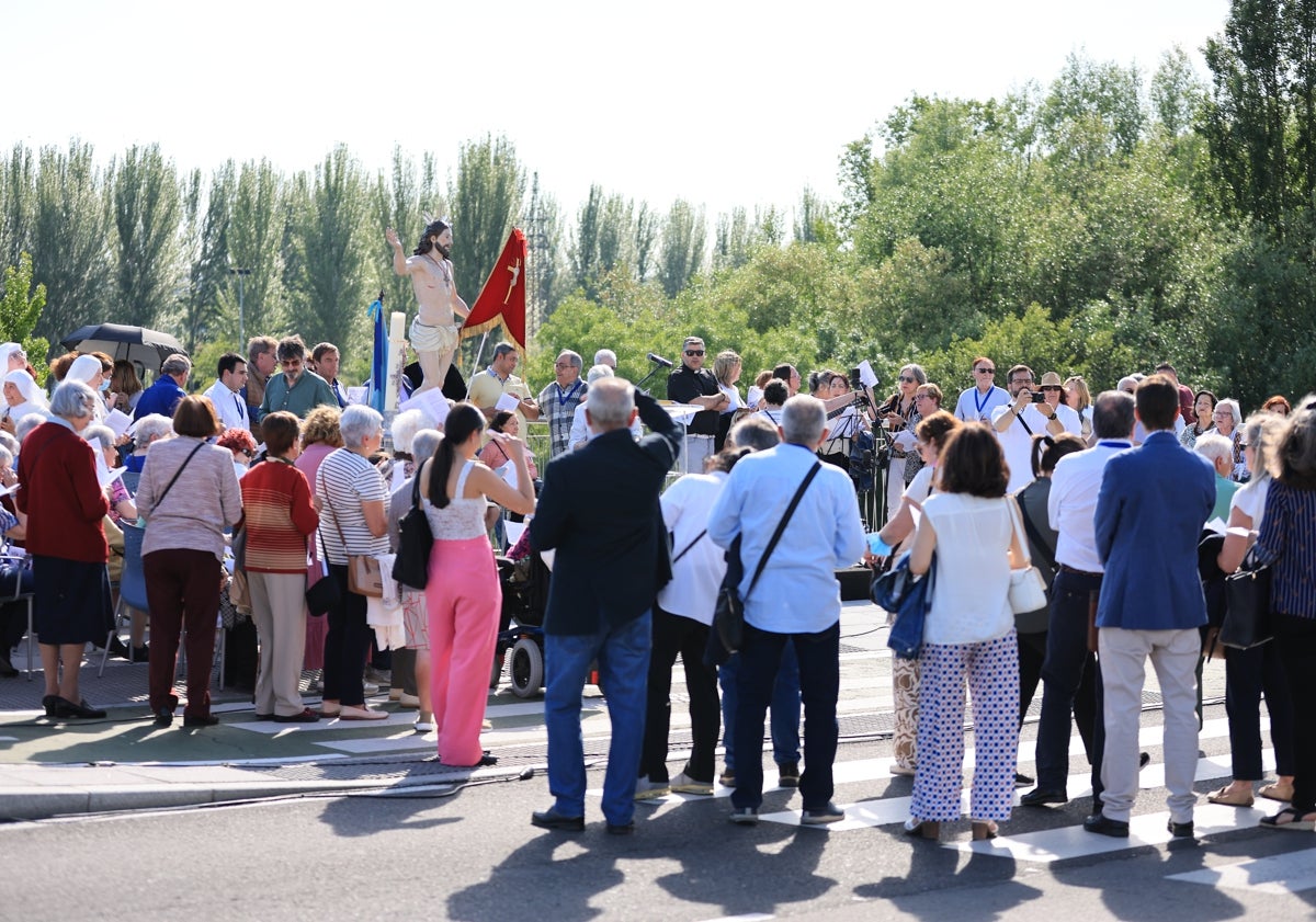 Imagen principal - La imagen del Resucitado sale a la calle para celebrar la Pascua del Enfermo